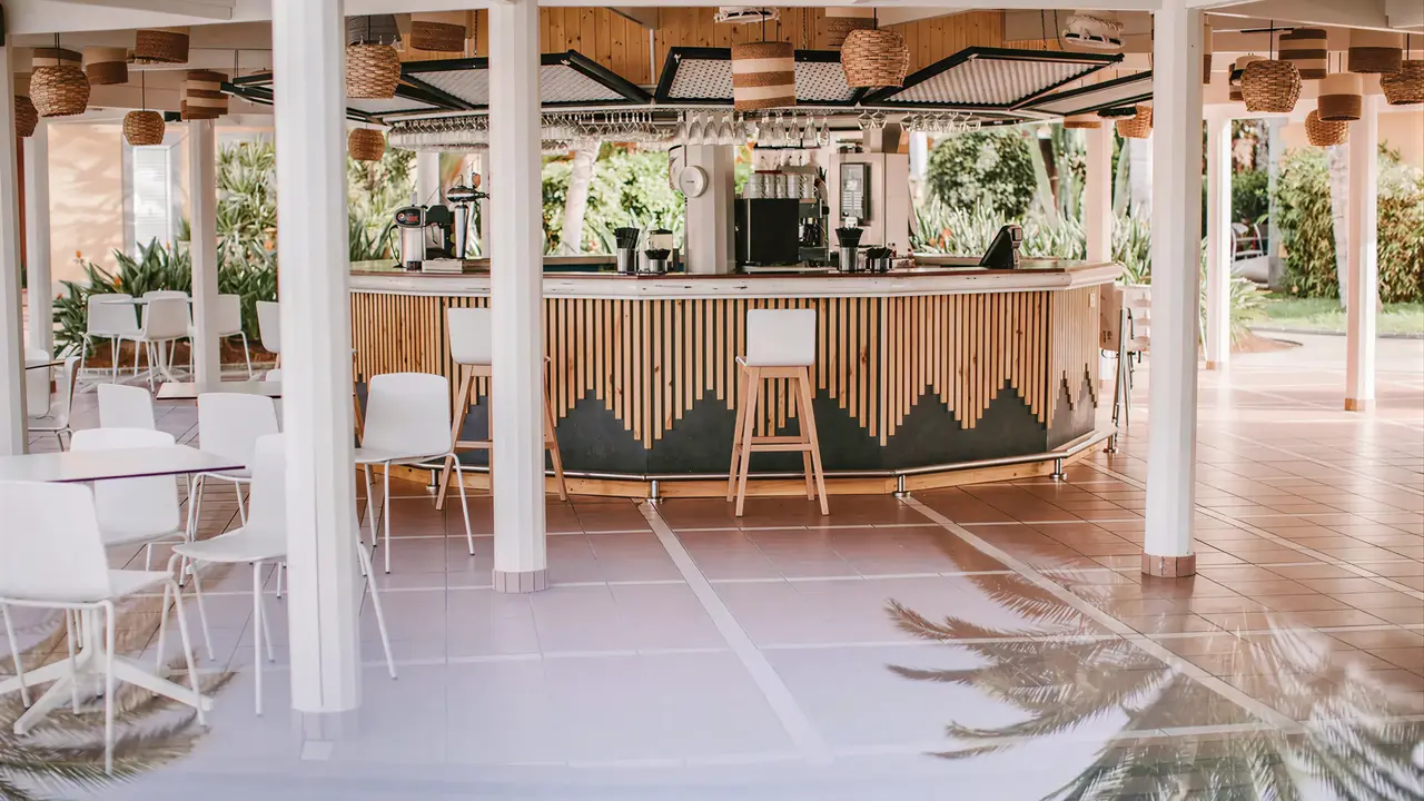 Bar z wysokimi stołkami w Dunas Suites & Villas Resort