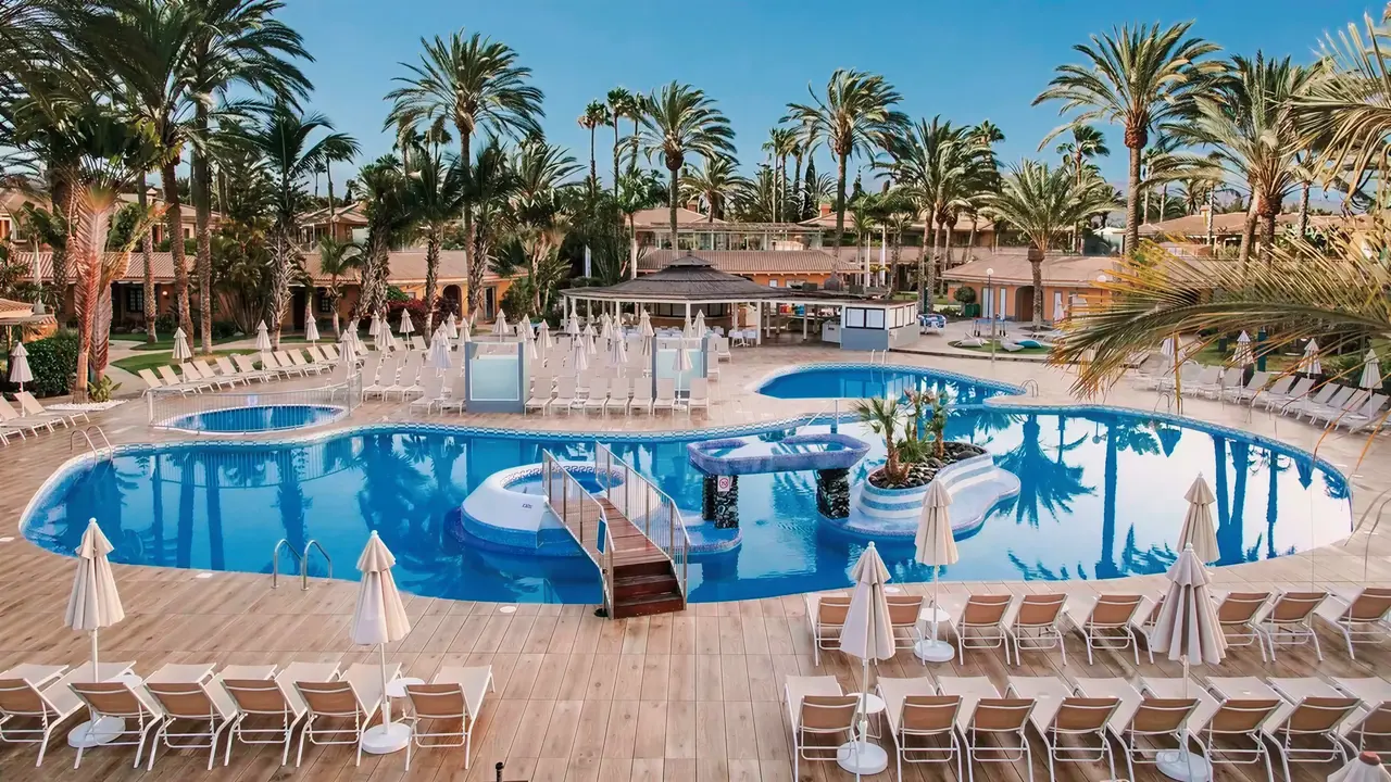 Basen z leżakami w Dunas Suites & Villas Resort