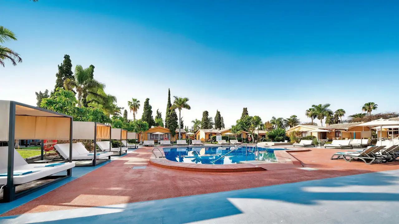 Basen i leżaki w Dunas Suites & Villas Resort
