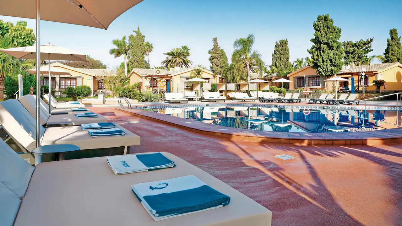 Basen z leżakami w hotelu Dunas Suites & Villas Resort