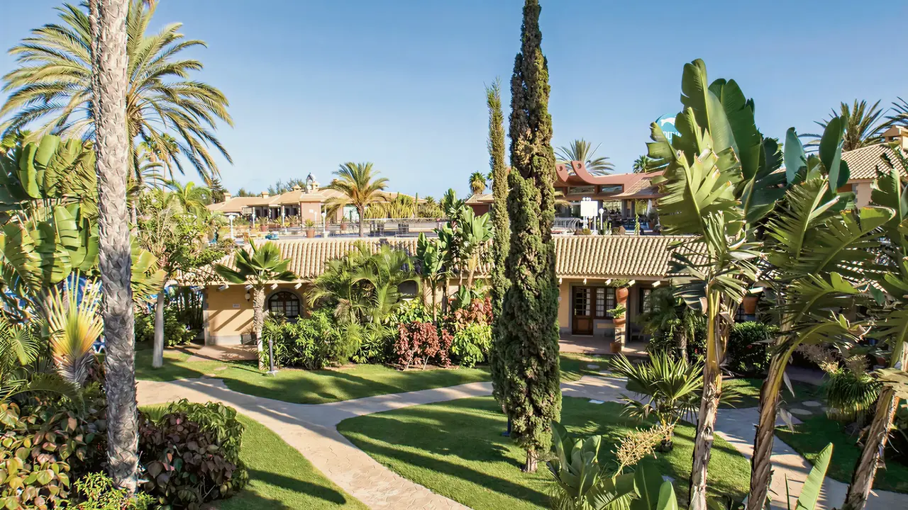 Zieleń i ścieżki w ogrodzie Dunas Suites & Villas Resort