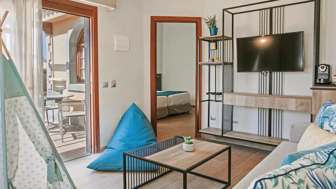 Wnętrze pokoju z salonem w Dunas Suites & Villas Resort