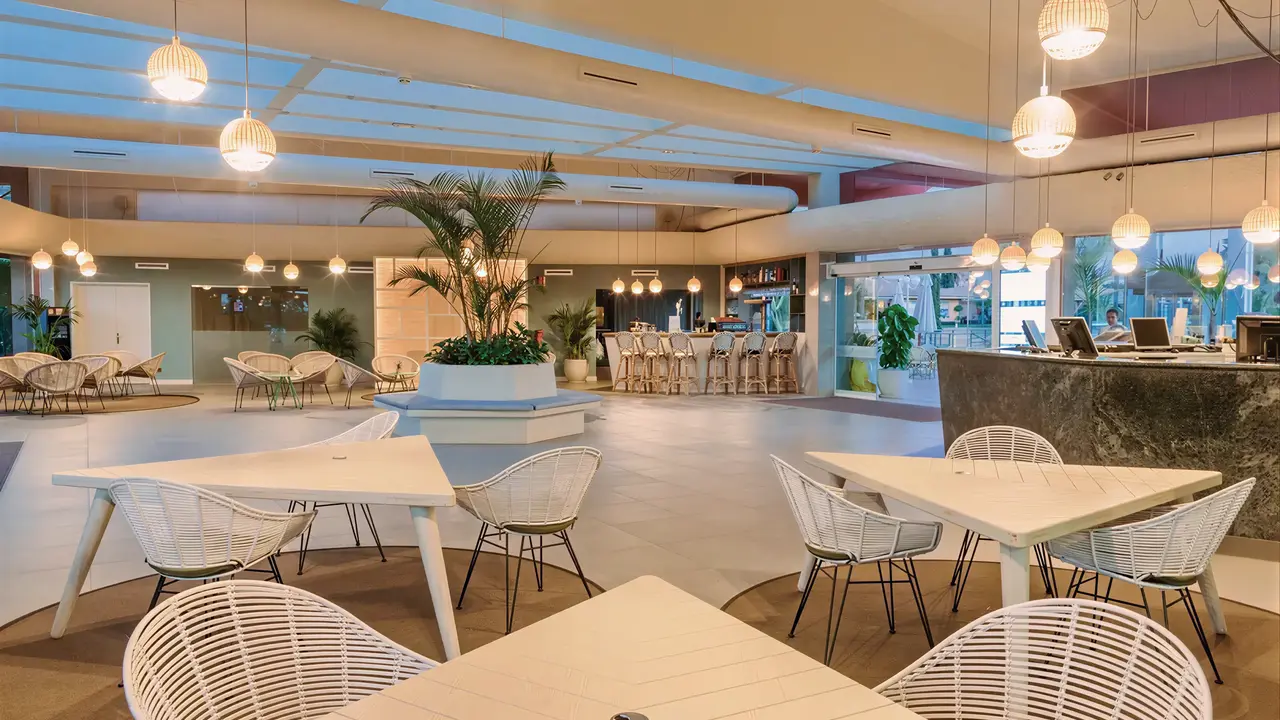Nowoczesne lobby w Dunas Suites & Villas Resort z białymi meblami