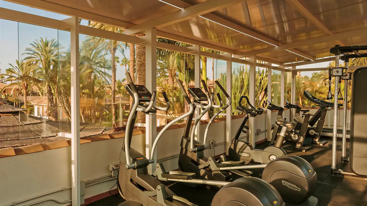 Siłownia z maszynami treningowymi w Dunas Suites & Villas Resort