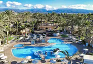 Widok na kompleks basenowy w Dunas Suites & Villas Resort