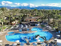 Widok na kompleks basenowy w Dunas Suites & Villas Resort