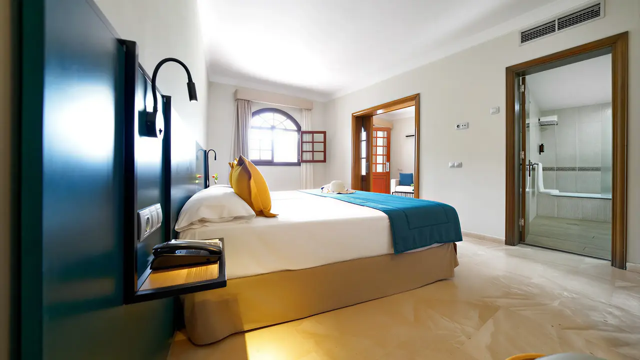 Przytulna sypialnia w hotelu Dunas Suites & Villas Resort
