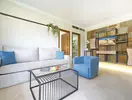 Nowoczesny salon w Dunas Suites & Villas Resort z niebieskimi dodatkami