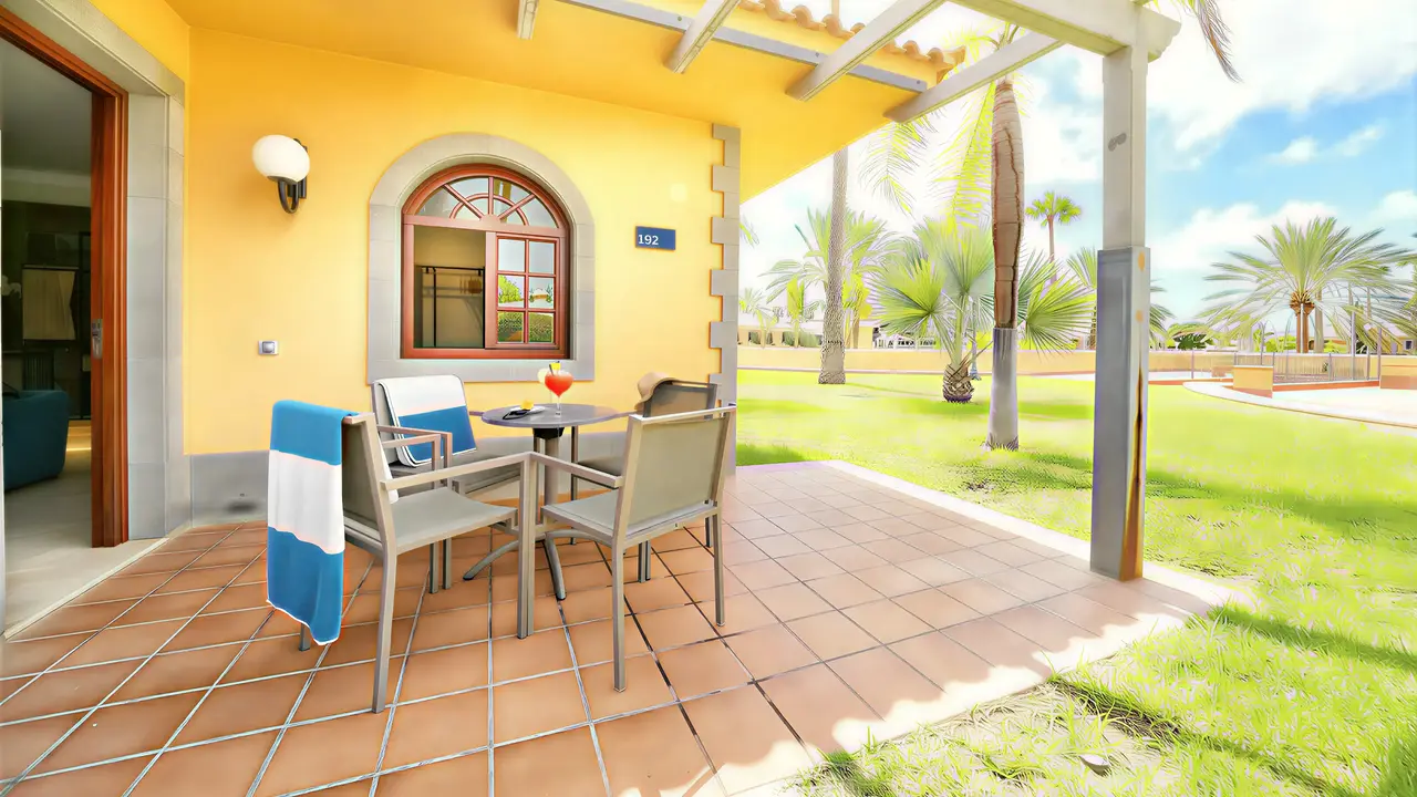 Taras z meblami w Dunas Suites & Villas Resort