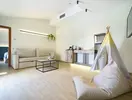 Nowoczesny salon w pokoju Dunas Suites & Villas Resort z namiotem