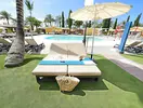 Leżaki przy basenie w Dunas Suites & Villas Resort