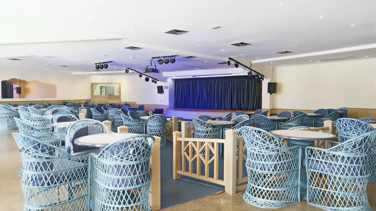 Sala z sceną i siedzeniami w Dunas Suites & Villas Resort