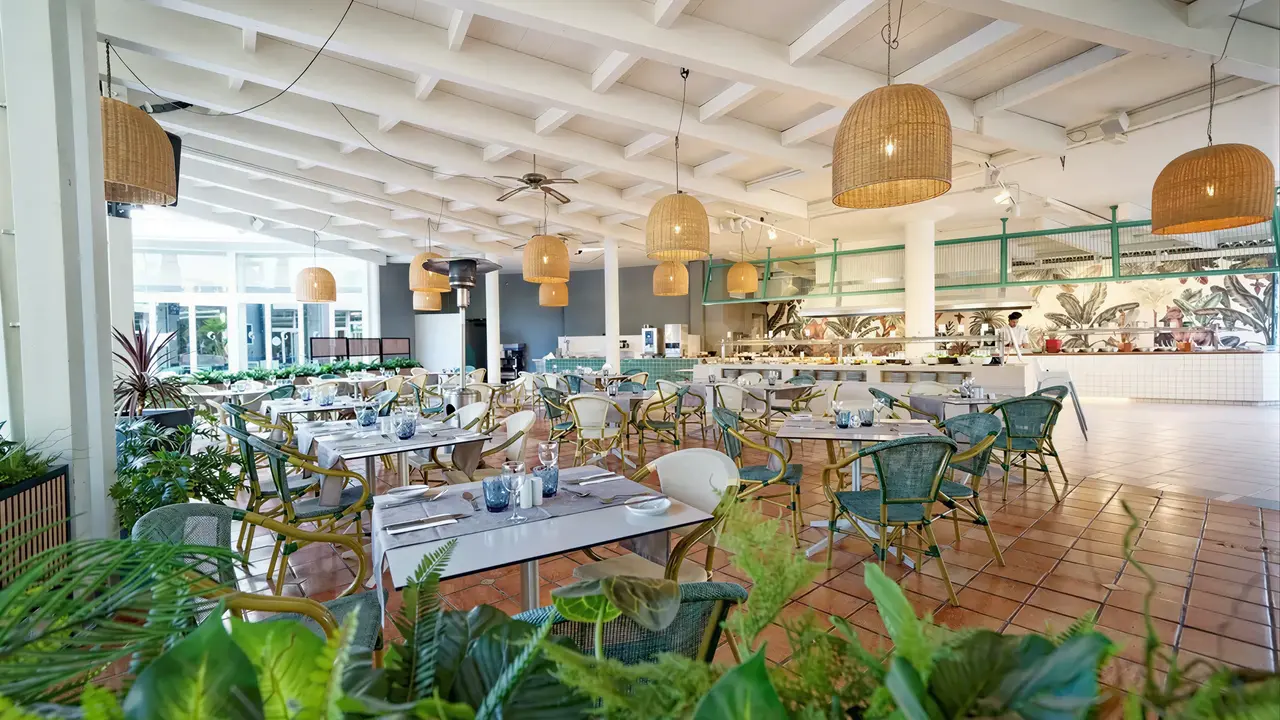 Restauracja w hotelu Dunas Suites & Villas Resort z ustawionymi stolikami