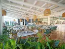Restauracja w hotelu Dunas Suites & Villas Resort z ustawionymi stolikami