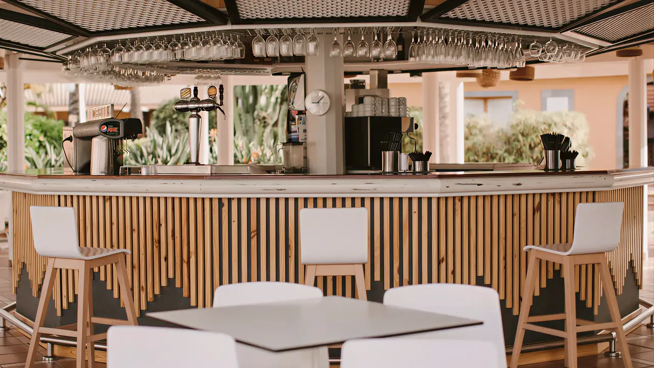 Bar z wysokimi krzesłami w Dunas Suites & Villas Resort