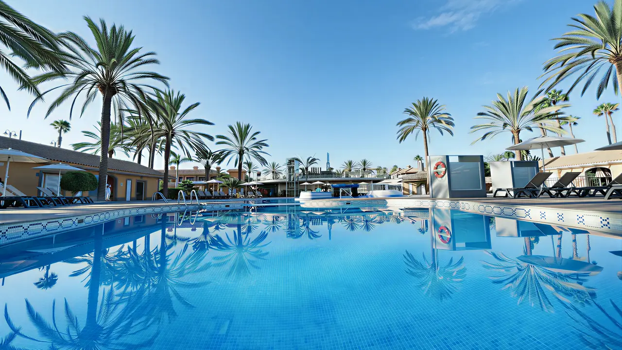 Basen z palmami w hotelu Dunas Suites & Villas Resort