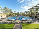 Basen z leżakami w Dunas Suites & Villas Resort
