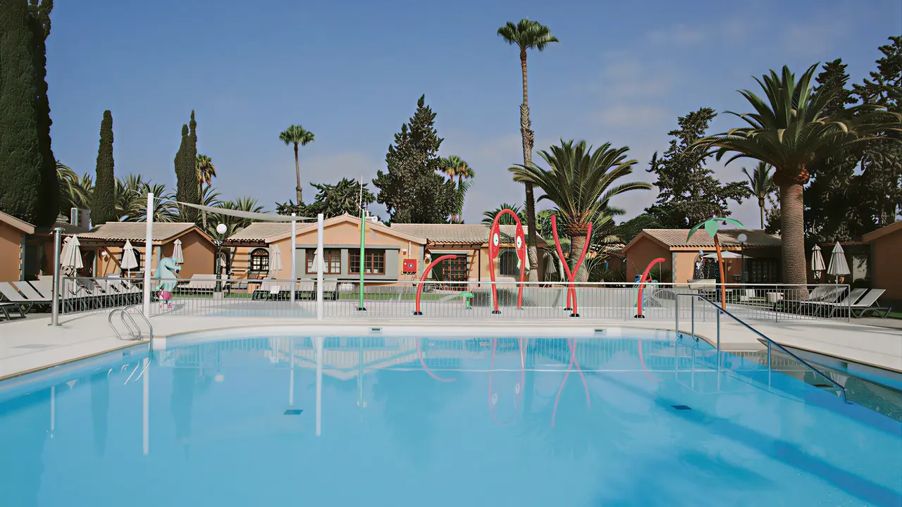 Basen w hotelu Dunas Suites & Villas Resort z leżakami