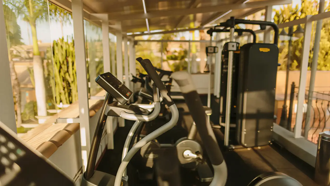 Siłownia w Dunas Suites & Villas Resort z nowoczesnym sprzętem fitness