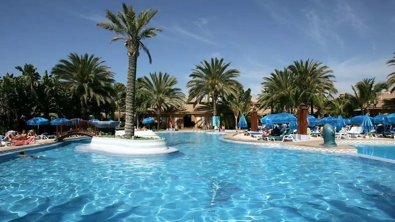 Basen z palmami w Dunas Suites & Villas Resort