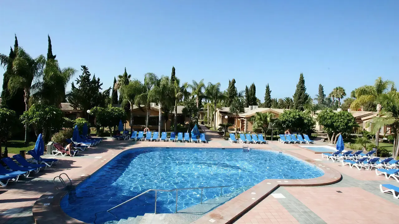Basen zewnętrzny z leżakami w Dunas Suites & Villas Resort
