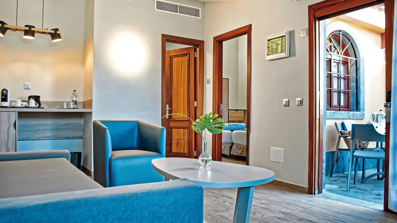 Wnętrze pokoju z salonem w Dunas Suites & Villas Resort
