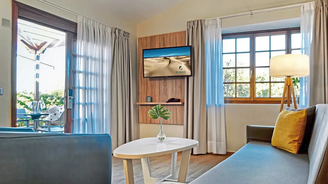 Wnętrze pokoju z salonem w Dunas Suites & Villas Resort