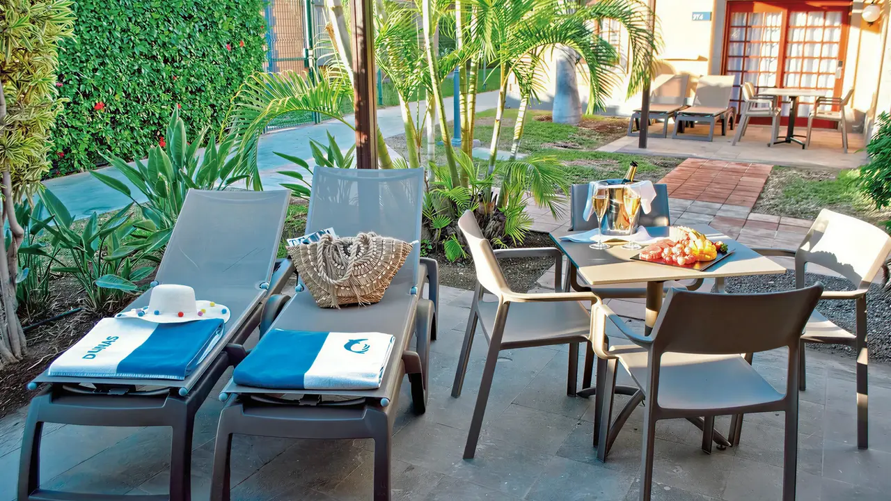 Taras z leżakami i stolikiem w Dunas Suites & Villas Resort