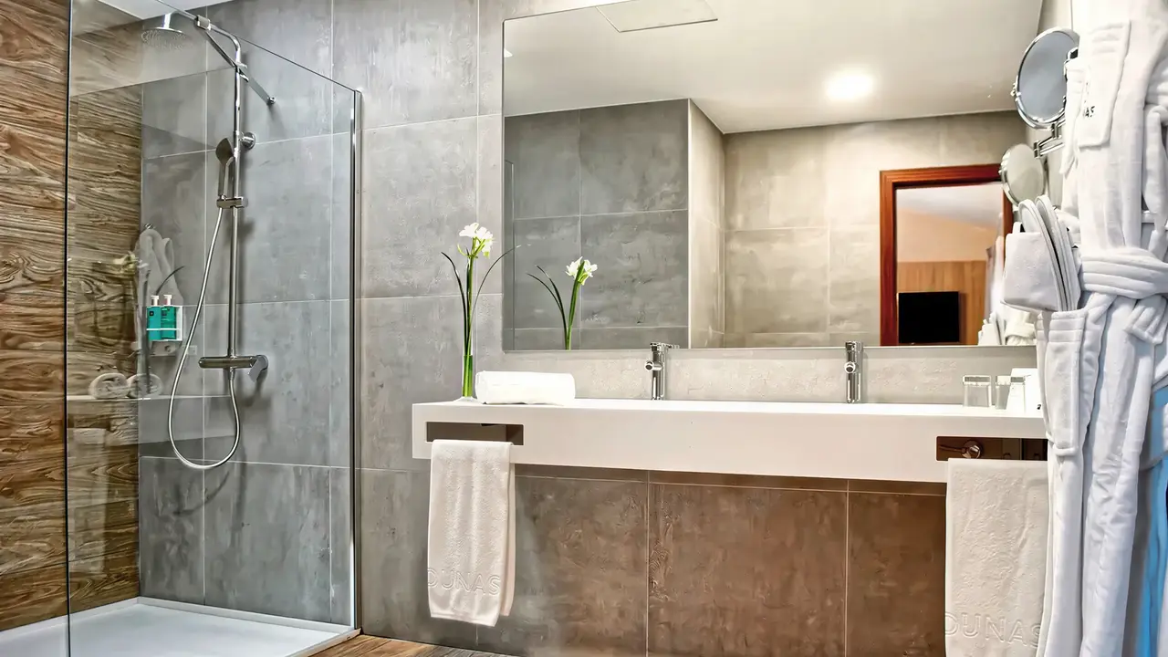 Nowoczesna łazienka w Dunas Suites & Villas Resort z prysznicem