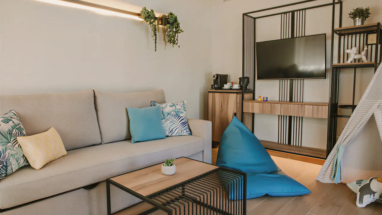 Nowoczesny salon w Dunas Suites & Villas Resort z wygodną kanapą