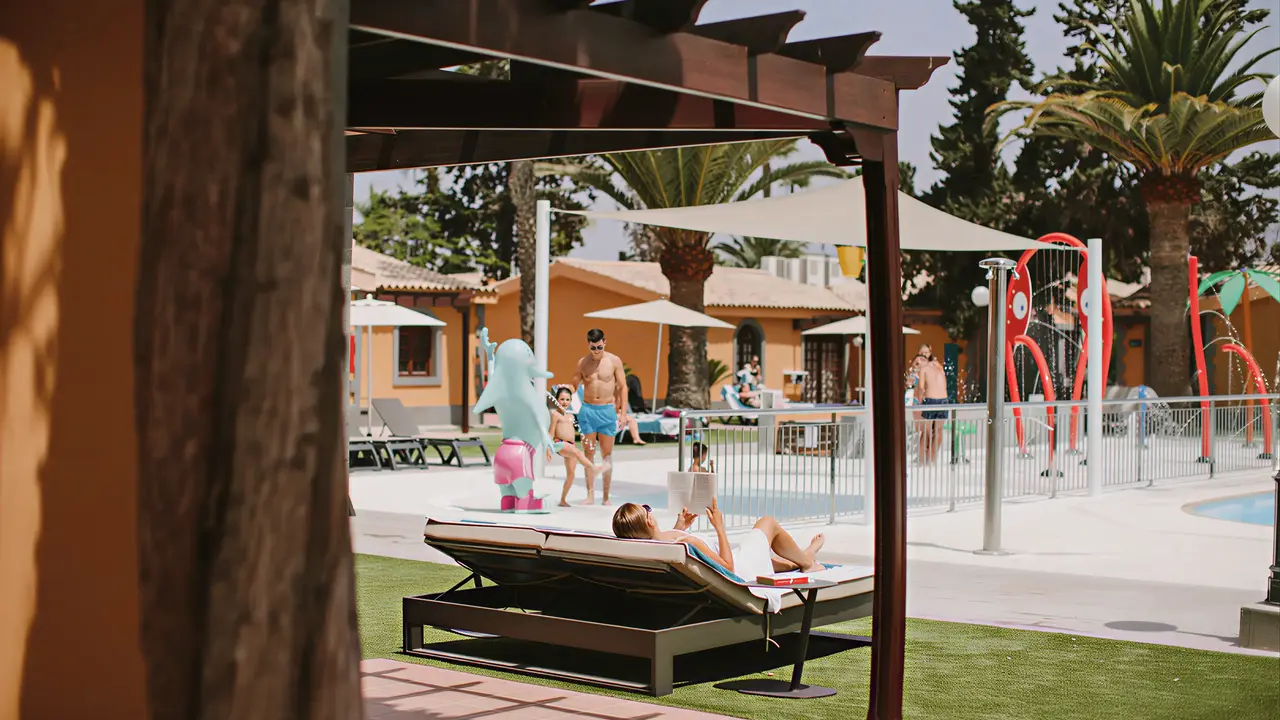 Leżaki przy basenie w Dunas Suites & Villas Resort