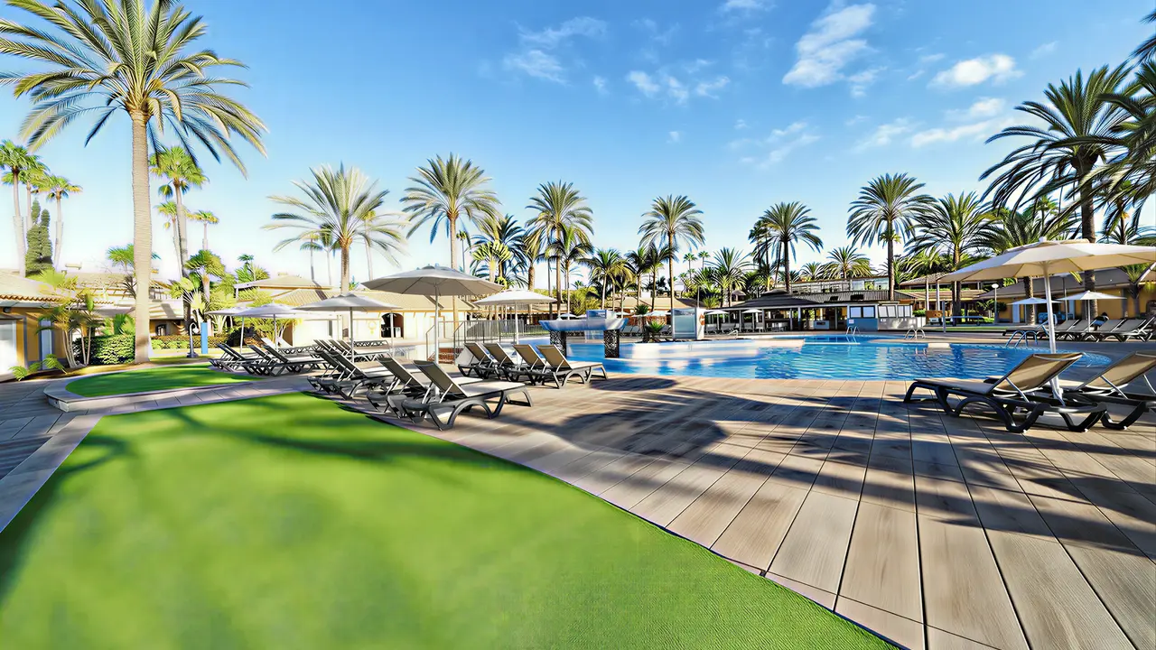 Basen z leżakami w hotelu Dunas Suites & Villas Resort