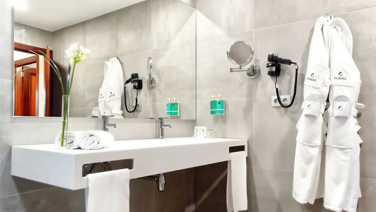 Nowoczesna łazienka w Dunas Suites & Villas Resort z białymi ręcznikami