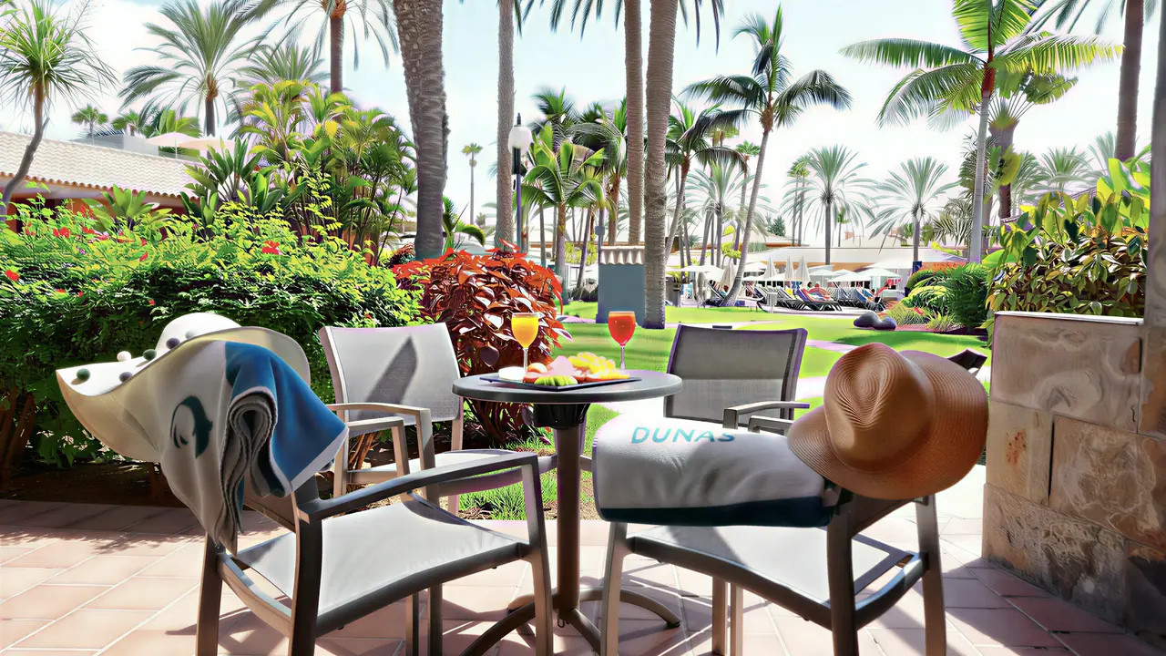 Stolik i krzesła w ogrodzie Dunas Suites & Villas Resort