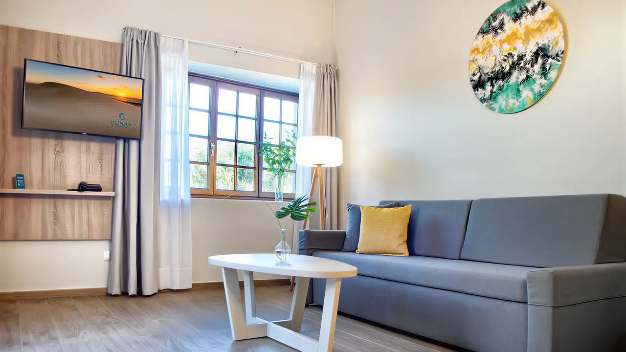 Nowoczesny salon w pokoju Dunas Suites & Villas Resort