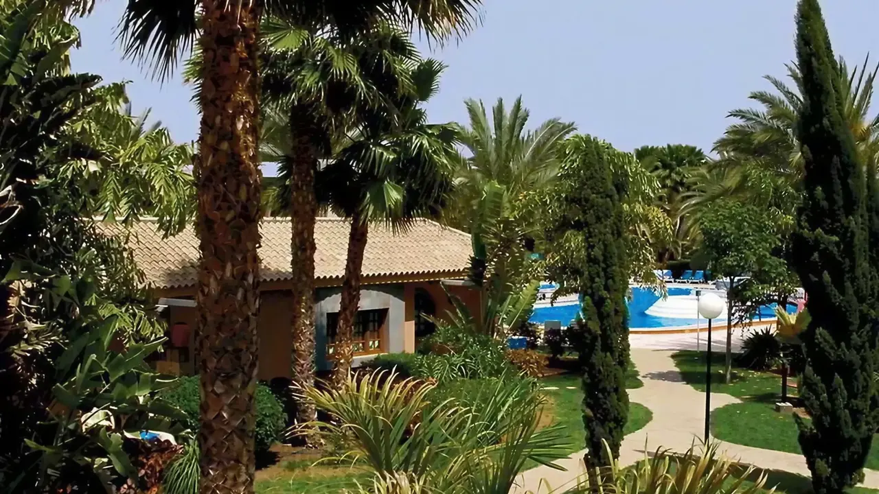 Zielony ogród z palmami w Dunas Suites & Villas Resort