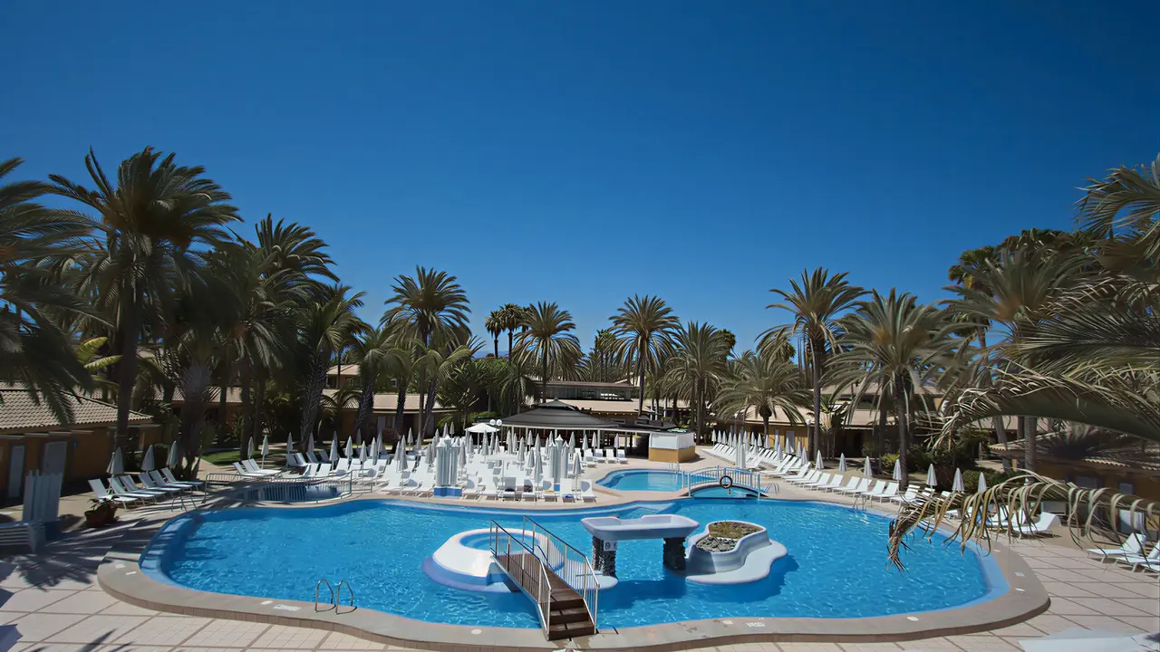 Basen z leżakami w hotelu Dunas Suites & Villas Resort