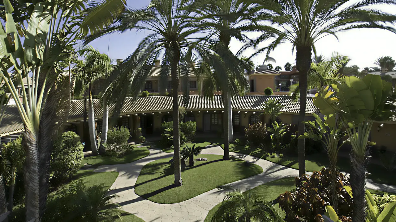 Zielony ogród z palmami w Dunas Suites & Villas Resort