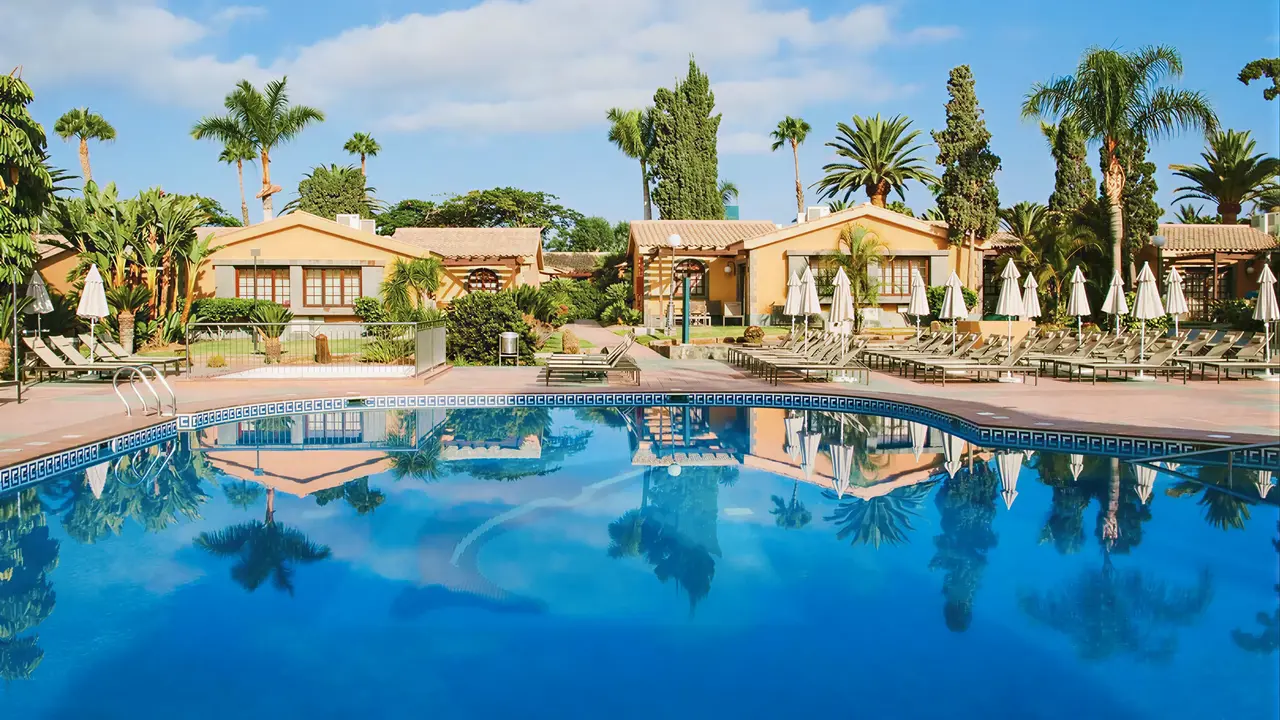 Basen z leżakami w hotelu Dunas Suites & Villas Resort