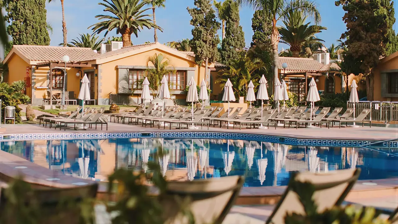 Basen z leżakami w hotelu Dunas Suites & Villas Resort
