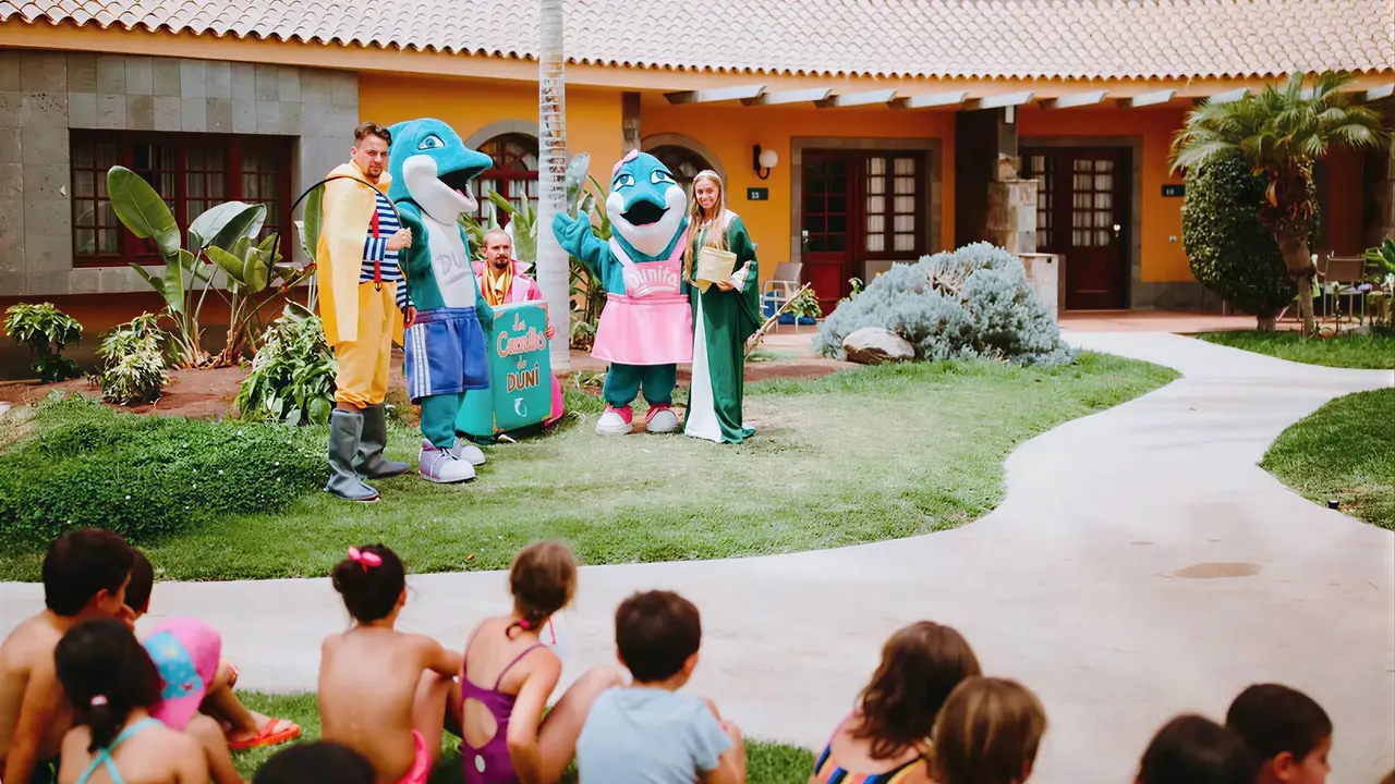Zabawy z maskotkami dla dzieci w Dunas Suites & Villas Resort