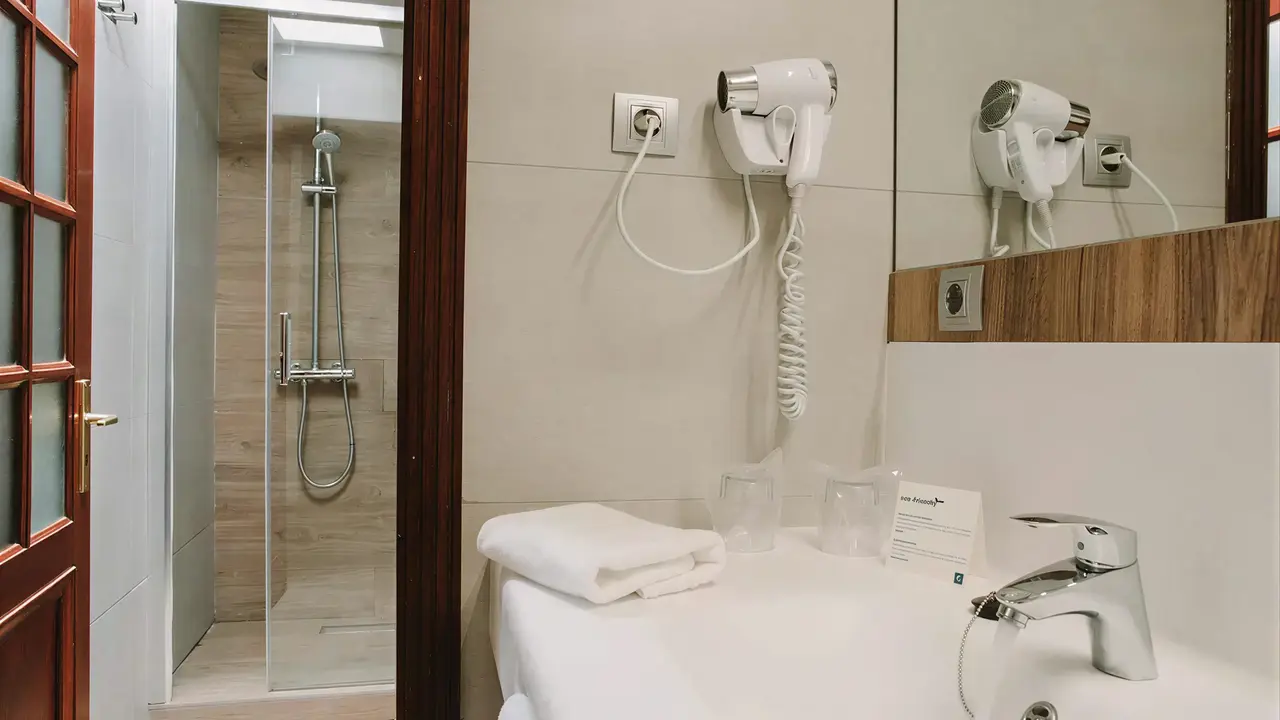 Łazienka w Dunas Suites & Villas Resort z prysznicem i umywalką