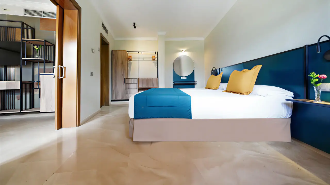 Nowoczesny pokój z łóżkiem w Dunas Suites & Villas Resort