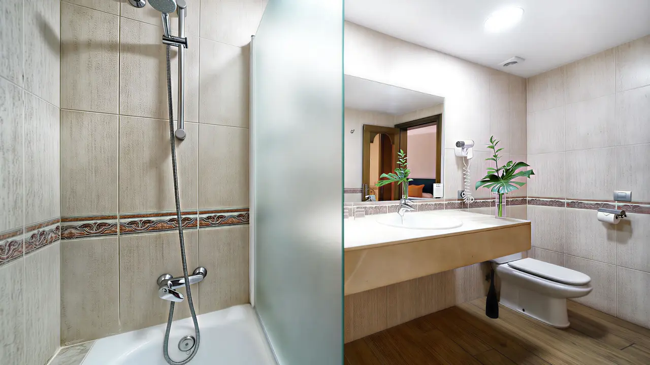 Łazienka w hotelu Dunas Suites & Villas Resort z prysznicem i umywalką