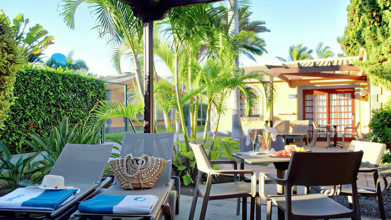 Taras z meblami i roślinnością w Dunas Suites & Villas Resort