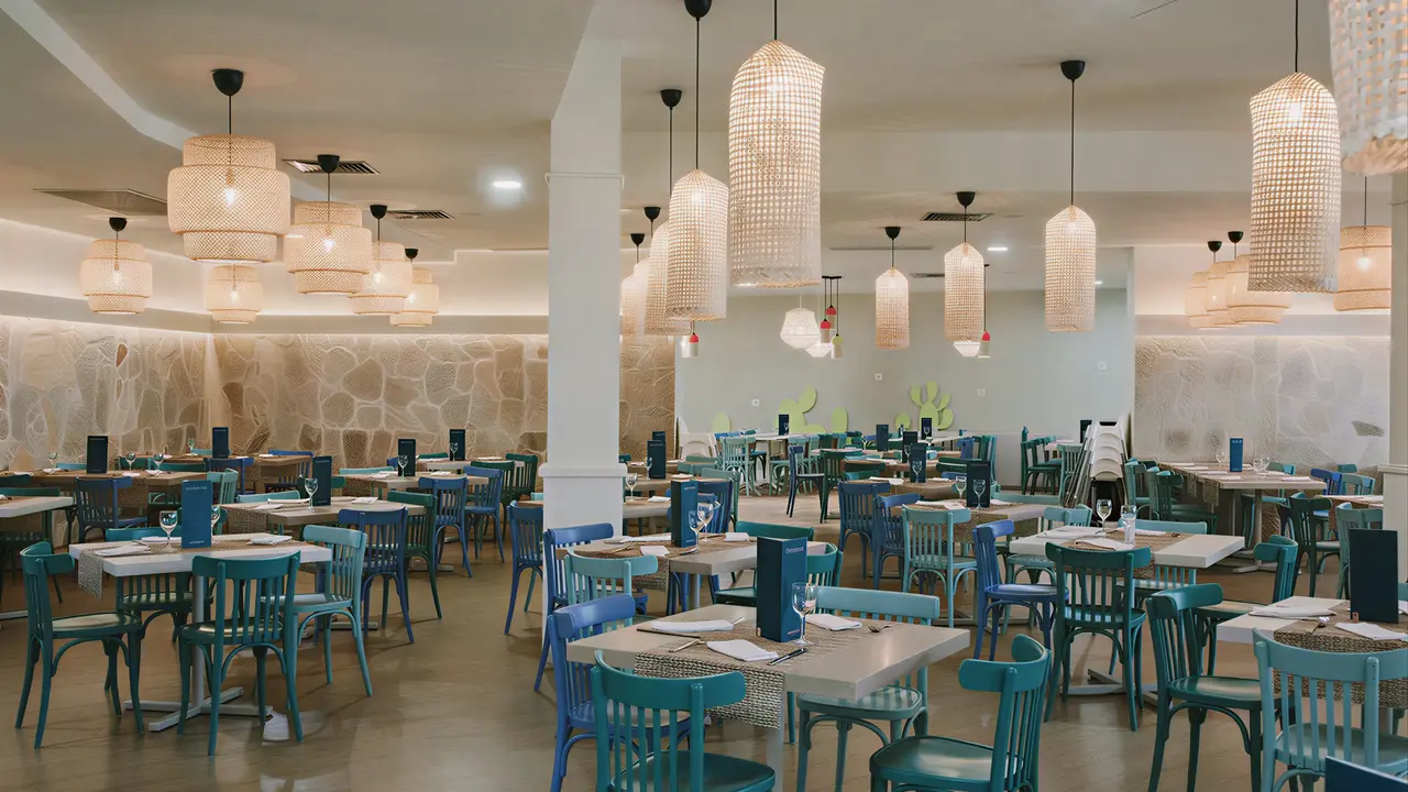 Restauracja w Dunas Suites & Villas Resort z niebieskimi krzesłami