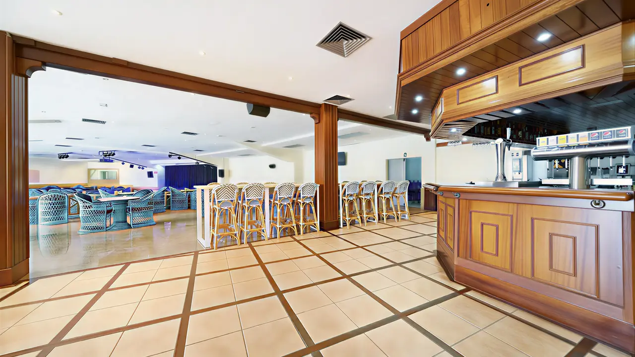Bar z wysokimi hokerami w Dunas Suites & Villas Resort
