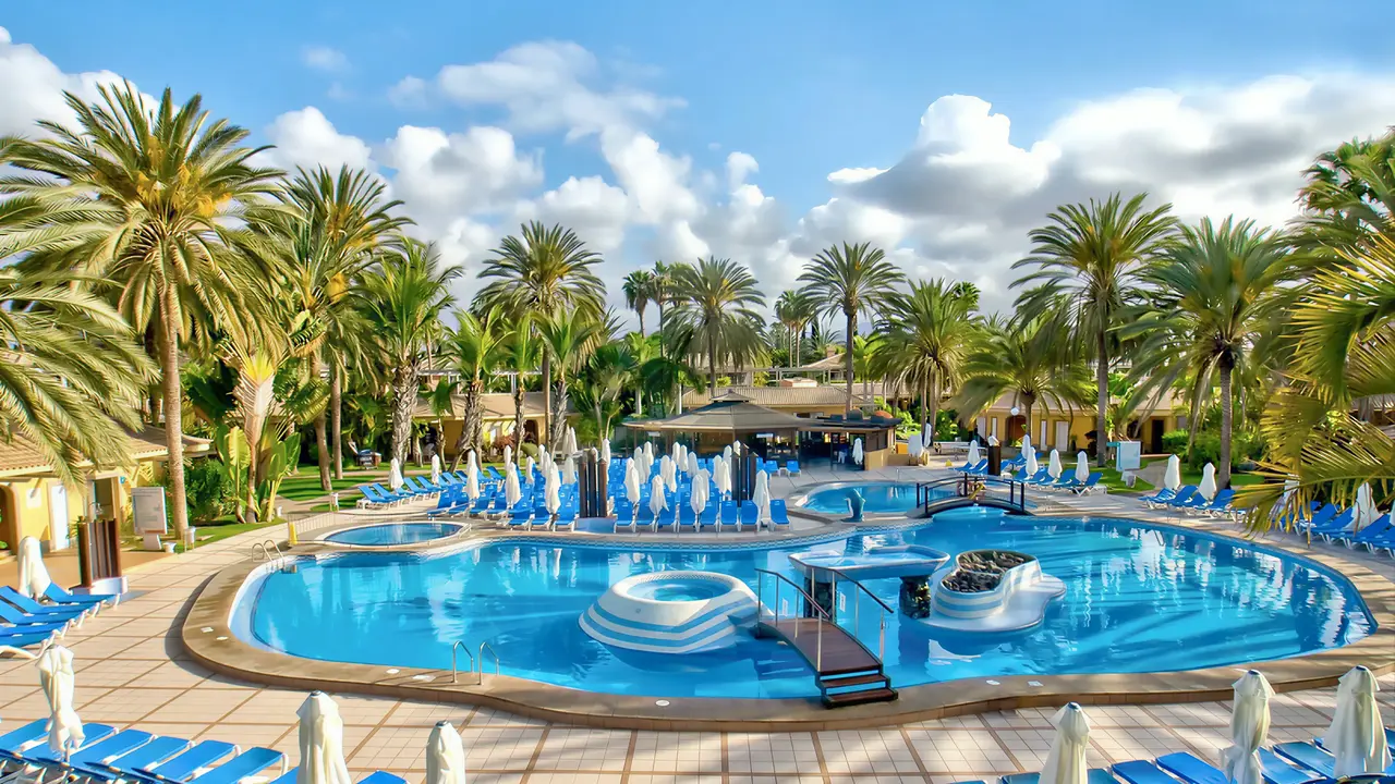 Basen z leżakami w Dunas Suites & Villas Resort