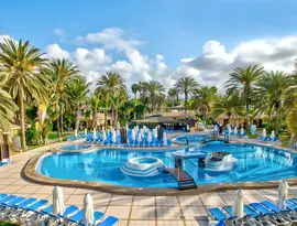 Basen z leżakami w Dunas Suites & Villas Resort