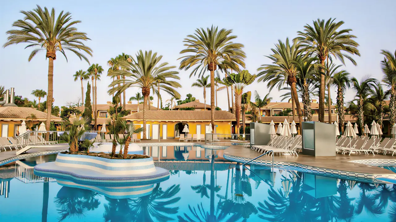 Basen z palmami w hotelu Dunas Suites & Villas Resort